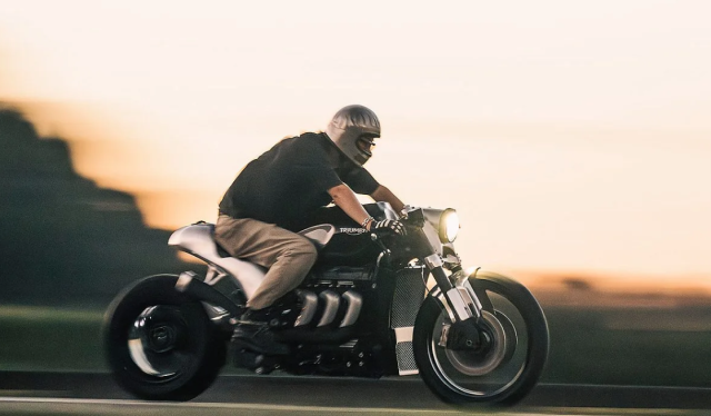 Triumph Rocket 3 cua CW Zon Khi ga khong lo biet nhay mua - 9