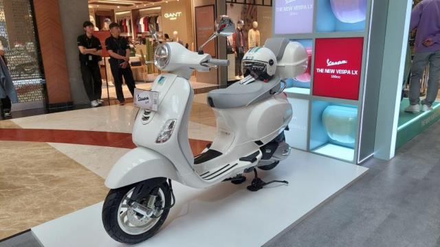 Vespa LX 150 IGet 2026 ra mat voi 4 mau moi co gia ban quy doi khoang 75 trieu Dong - 4