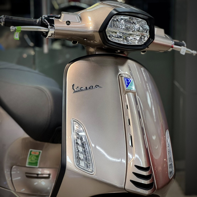 Vespa Sprint Tech phien ban mau moi Bronze Antico bat ngo co mat tai cac dai ly o Viet Nam - 4