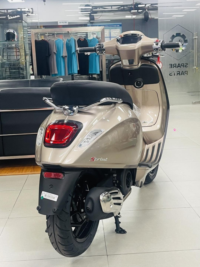 Vespa Sprint Tech phien ban mau moi Bronze Antico bat ngo co mat tai cac dai ly o Viet Nam - 8