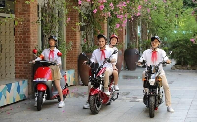 Xe dap dien chi duoc cho 1 nguoi tru tre duoi 7 tuoi