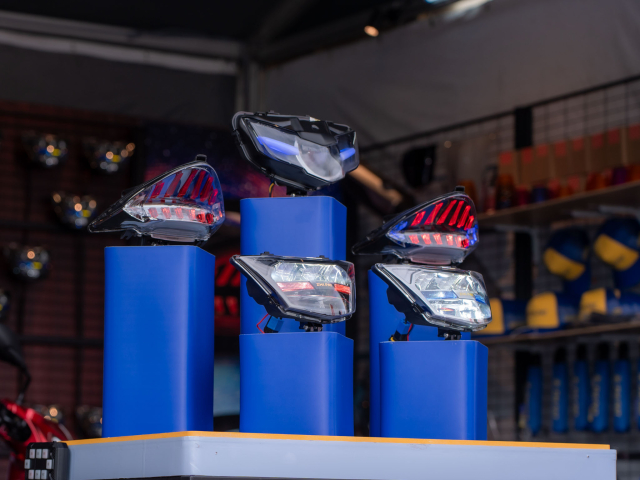 ZHIPAT ra mat bo doi Den LED 135GP Sportline va Den hau Crypton X135 tai MotoGP Malaysia 2025 - 17