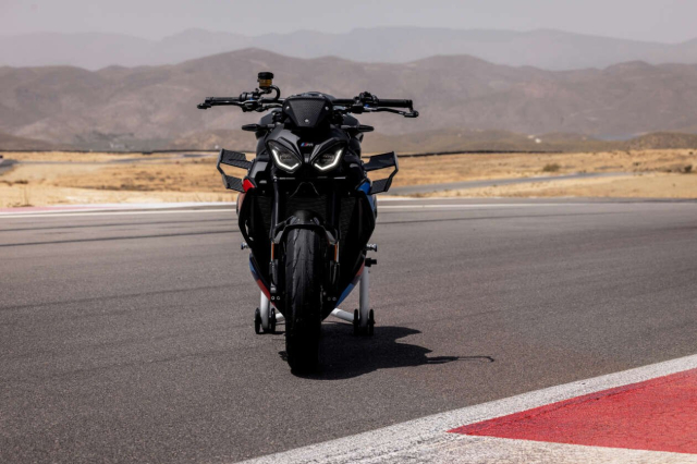 BMW Motorrad M1000 R Competition 2026 hien co mat tai thi truong Dong Nam A - 4