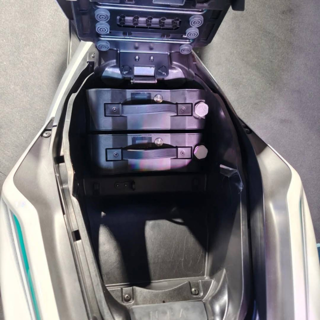 Can canh chi tiet AeroxE phien ban xe dien cua NVX 155 vua duoc Yamaha ra mat - 16