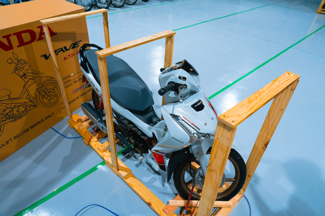 Can canh chi tiet Honda Wave 125 R Special Edition Profender vua duoc nhap ve nuoc ta - 4