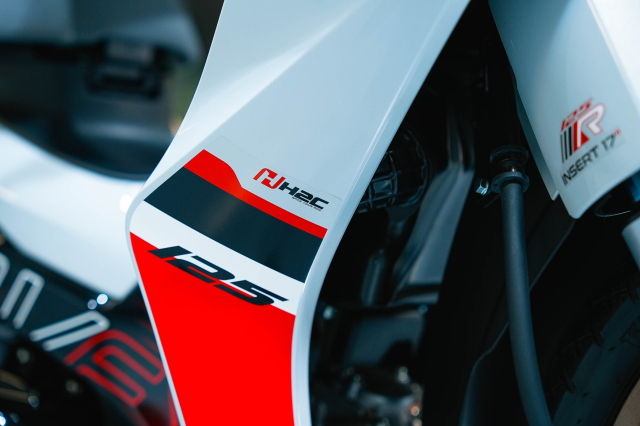 Can canh chi tiet Honda Wave 125 R Special Edition Profender vua duoc nhap ve nuoc ta - 10