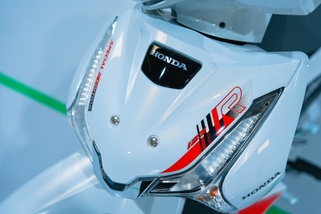 Can canh chi tiet Honda Wave 125 R Special Edition Profender vua duoc nhap ve nuoc ta - 14