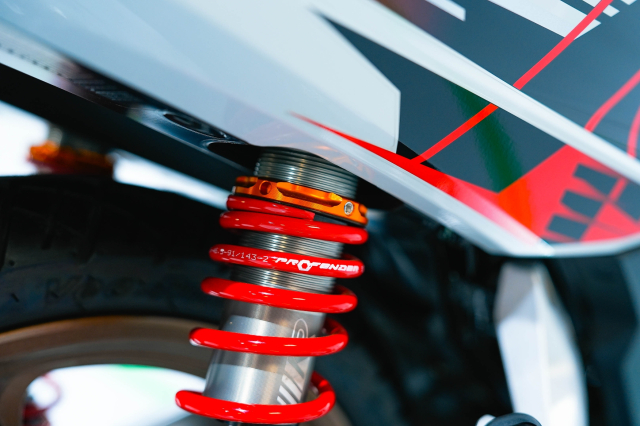 Can canh chi tiet Honda Wave 125 R Special Edition Profender vua duoc nhap ve nuoc ta - 17