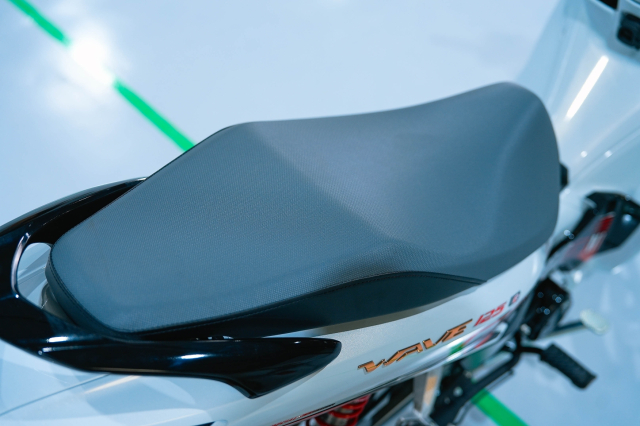 Can canh chi tiet Honda Wave 125 R Special Edition Profender vua duoc nhap ve nuoc ta - 26