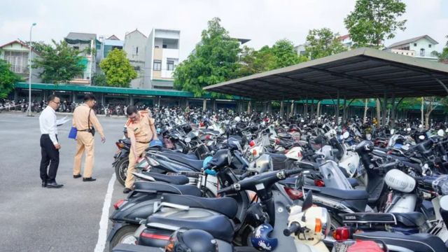 CSGT ra quan toan quoc Chan chinh hoc sinh di xe may khi chua du tuoi - 2