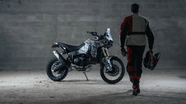 Ducati DesertX 2026 Mau xe phieu luu chay bang dong co V2 se chinh thuc ra mat vao thang 2