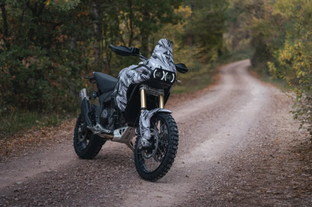 Ducati DesertX 2026 Mau xe phieu luu chay bang dong co V2 se chinh thuc ra mat vao thang 2 - 9