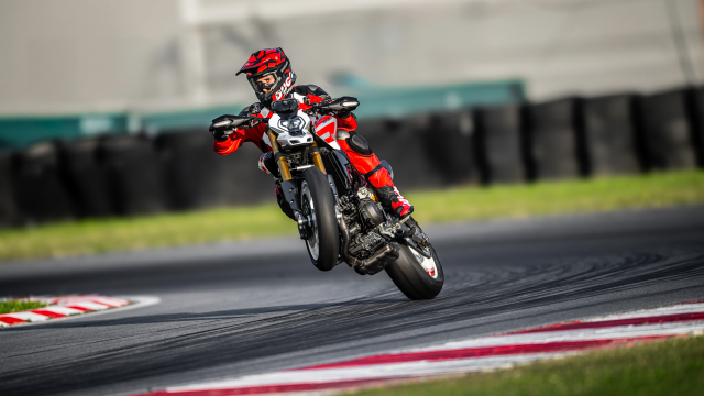 Ducati Hypermotard V2 2026 V2 SP 2026 The he thu 4 dot pha cho nam 2026 - 16