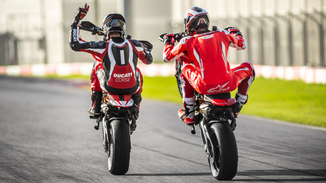 Ducati Hypermotard V2 2026 V2 SP 2026 The he thu 4 dot pha cho nam 2026 - 20