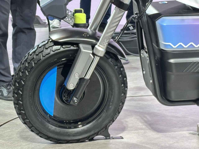 Hinh anh thuc te cua Suzuki eVanVan vua ra mat tai JMS 2025 Chiec minibike dien rat dang choi - 8