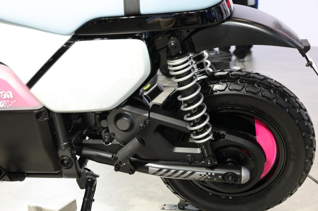 Hinh anh thuc te cua Suzuki eVanVan vua ra mat tai JMS 2025 Chiec minibike dien rat dang choi - 10