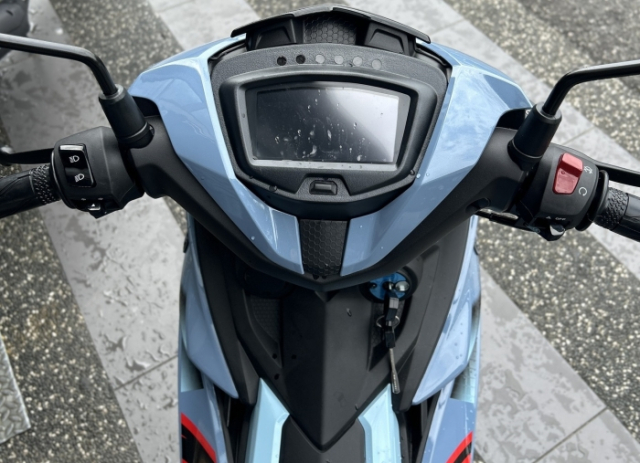 Hinh anh thuc te cua Yamaha Y15ZR 2026 tai cac dai ly Hut hon voi 3 tong mau moi - 10