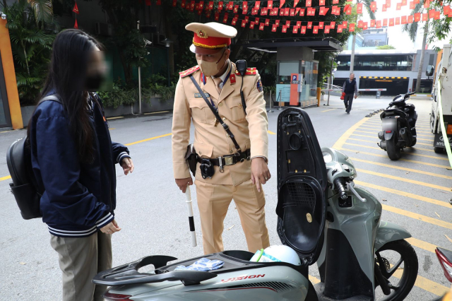 Hoc sinh bi CSGT phat nhung phu huynh van benh con