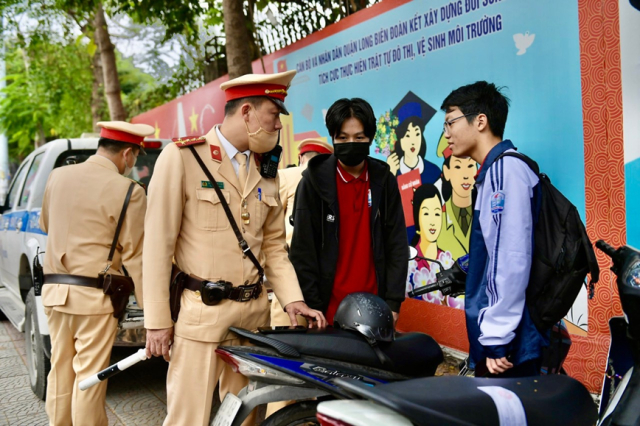 Hoc sinh bi CSGT phat nhung phu huynh van benh con - 3