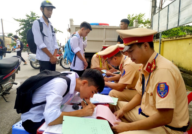 Hoc sinh bi CSGT phat nhung phu huynh van benh con - 5