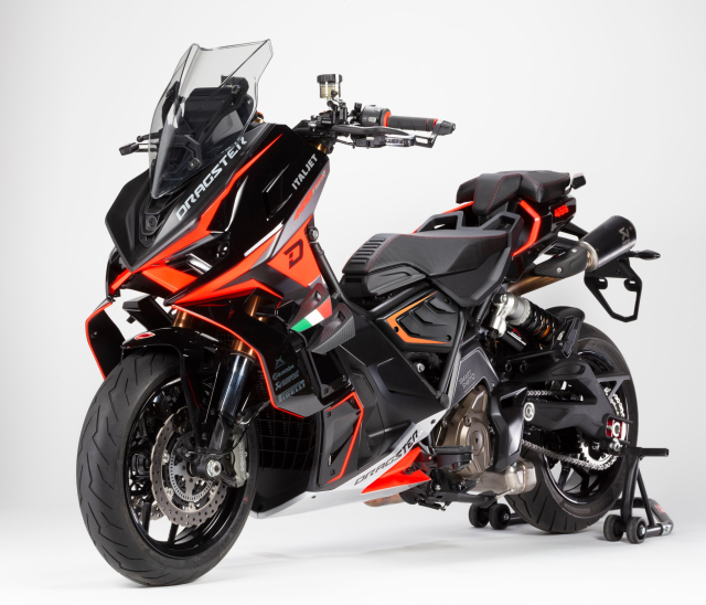 Italjet Dragster 459 Twin 2026 trinh lang Khi ranh gioi giua mo to va xe ga chi con la khai niem