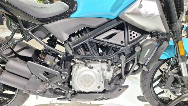 Kham pha tan binh Morbidelli N125V Dong co VTwin uy luc ABS 2 kenh TCS va co giao dien cuc dep - 6