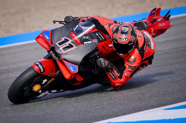 Nicolo Bulega thay the Marc Marquez tai Ducati co hoi vang cho nguoi con cung cua Superbike