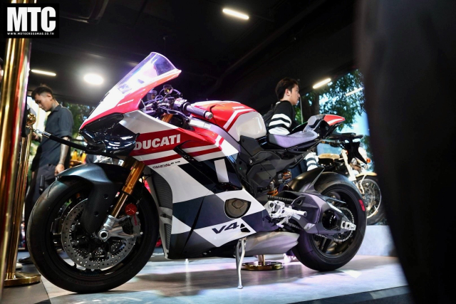 Panigale V4 Tricolore 2025 trinh lang Khi Tinh than Y cham den gioi han cuoi cua dam me