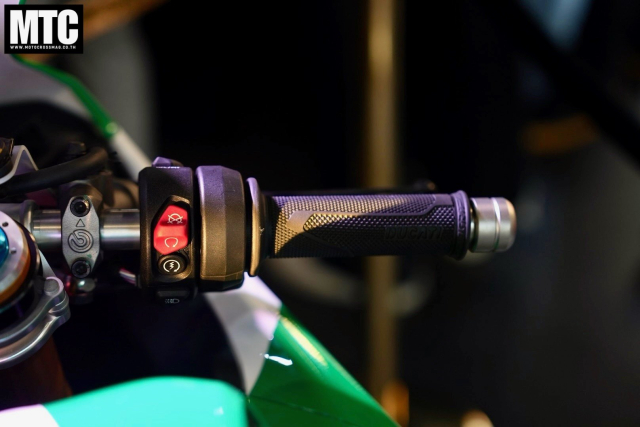 Panigale V4 Tricolore 2025 trinh lang Khi Tinh than Y cham den gioi han cuoi cua dam me - 10