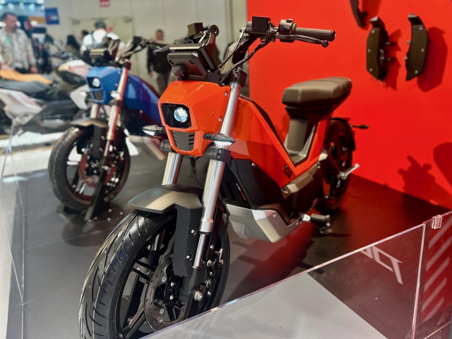 Peugeot 103 2026 Huyen thoai 2 banh Phap tro lai nhung gio da duoc dien hoa hoan toan