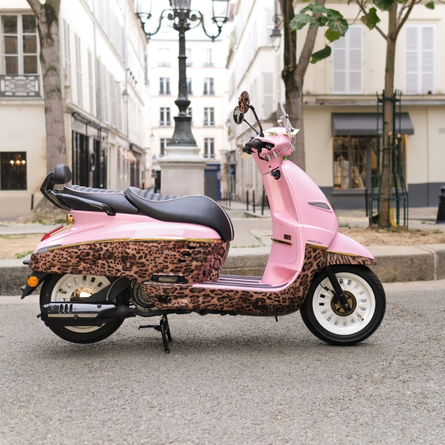 Peugeot Django Manoush Khi thoi trang buoc len hai banh co gi o ban dac biet khien ai cung to mo