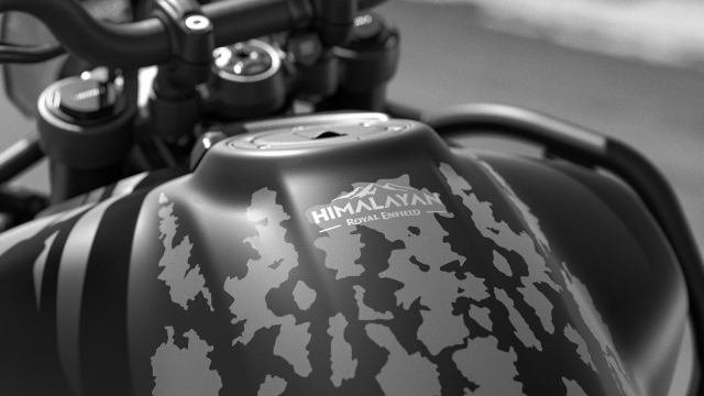 Royal Enfield Himalayan Mana Black Edition Khi bong den cua dam me cham den dinh troi - 4