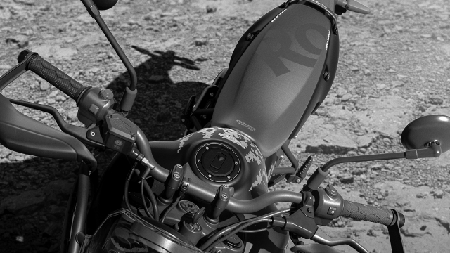 Royal Enfield Himalayan Mana Black Edition Khi bong den cua dam me cham den dinh troi - 5