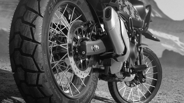 Royal Enfield Himalayan Mana Black Edition Khi bong den cua dam me cham den dinh troi - 7