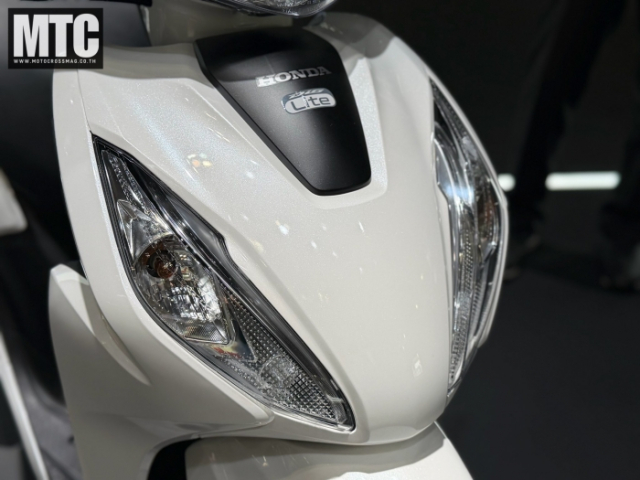 Soi chi tiet Honda Dio Lite tai JMS 2025 Tim diem khac biet so voi phien ban tieu chuan