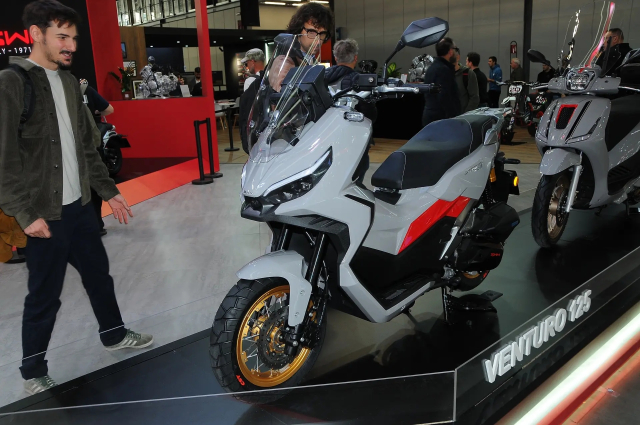 Thuong hieu xe may Y vua gay bat ngo voi 2 mau xe tay ga gia re tai EICMA 2025