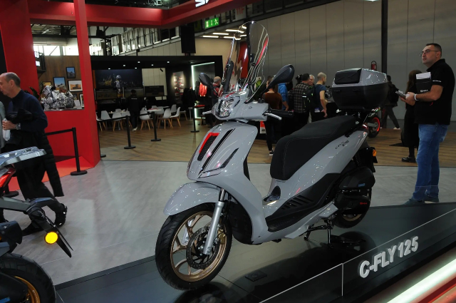 Thuong hieu xe may Y vua gay bat ngo voi 2 mau xe tay ga gia re tai EICMA 2025 - 4