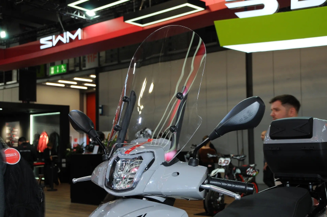 Thuong hieu xe may Y vua gay bat ngo voi 2 mau xe tay ga gia re tai EICMA 2025 - 6