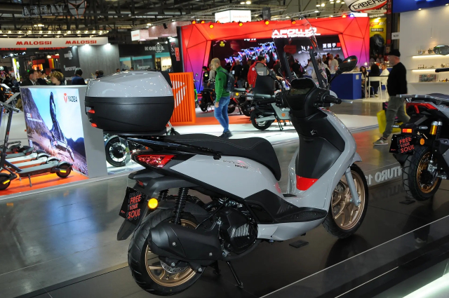 Thuong hieu xe may Y vua gay bat ngo voi 2 mau xe tay ga gia re tai EICMA 2025 - 10