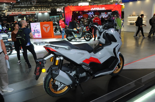 Thuong hieu xe may Y vua gay bat ngo voi 2 mau xe tay ga gia re tai EICMA 2025 - 14