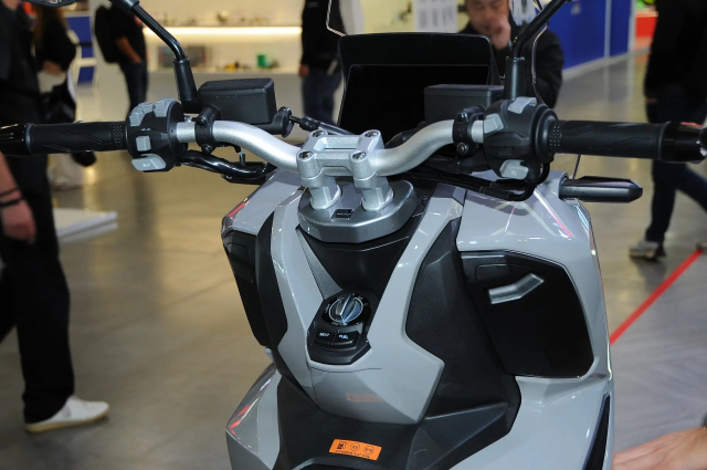 Thuong hieu xe may Y vua gay bat ngo voi 2 mau xe tay ga gia re tai EICMA 2025 - 16