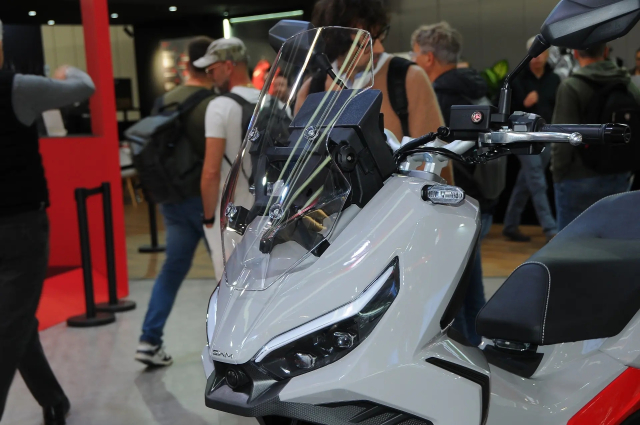 Thuong hieu xe may Y vua gay bat ngo voi 2 mau xe tay ga gia re tai EICMA 2025 - 20