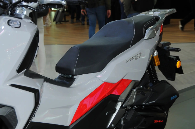 Thuong hieu xe may Y vua gay bat ngo voi 2 mau xe tay ga gia re tai EICMA 2025 - 22