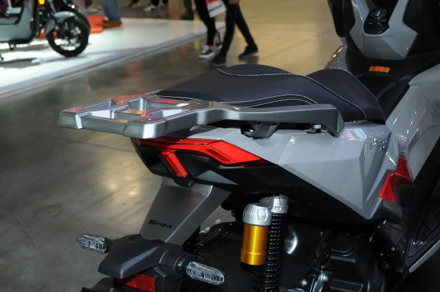 Thuong hieu xe may Y vua gay bat ngo voi 2 mau xe tay ga gia re tai EICMA 2025 - 24