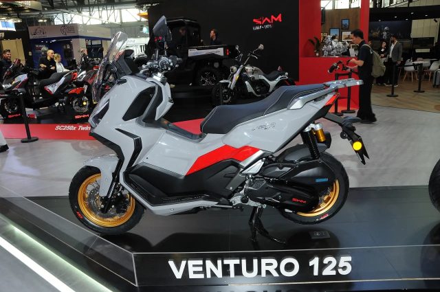 Thuong hieu xe may Y vua gay bat ngo voi 2 mau xe tay ga gia re tai EICMA 2025 - 26