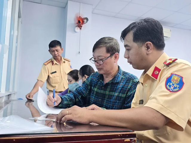 Trach nhiem phap ly khi chuyen nhuong phuong tien thieu thu tuc dinh danh - 3