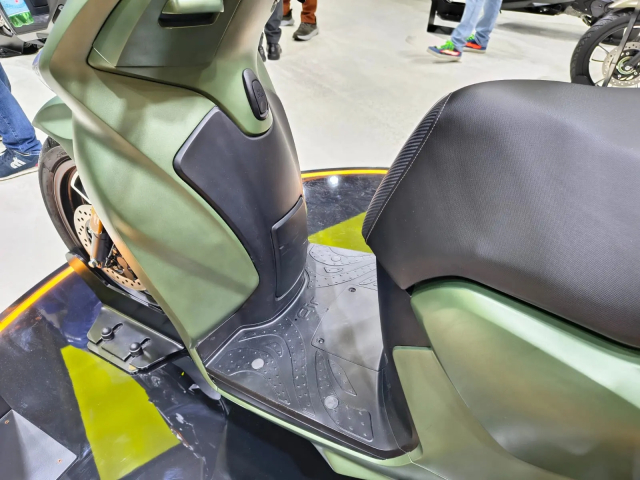 Voge SR16 Air Doi thu tiem nang cua SH Mode thiet ke Chau Au trang bi vuot troi phan khuc - 10