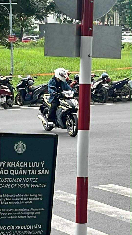 Yamaha Exciter 155 hoan toan moi bat ngo lo anh khi dang chay tren duong pho o Viet Nam - 4