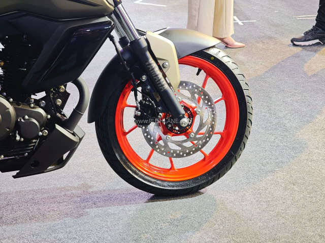 Yamaha FZRave ra mat gia chi hon 30 trieu Dong Doi thu dang gom trong phan khuc nakedbike 150cc - 8