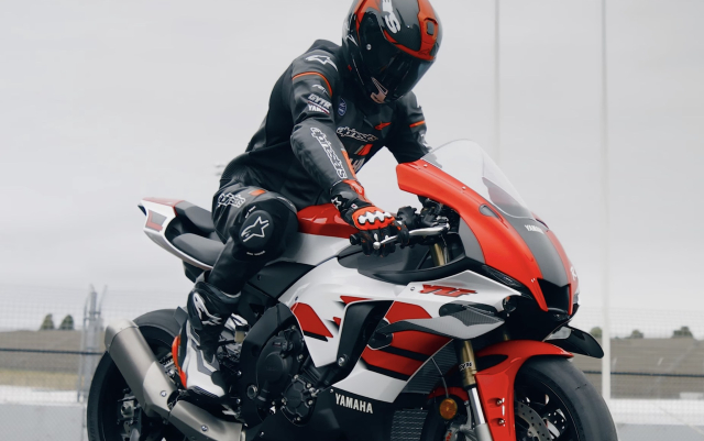Ra mat Yamaha YZFR1 2026 Khi toc do va di san gap nhau o cot moc 70 nam